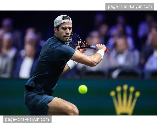 德甲赛场出现“网球赛”，球迷因不满判罚向场内投掷大量网球导致比赛中断