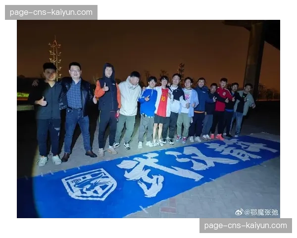 现场球迷横幅打出战术术语“Half Space”,声援球队加强肋部进攻 现场球迷横幅打出战术术语“Half Space”,声援球队加强肋部进攻