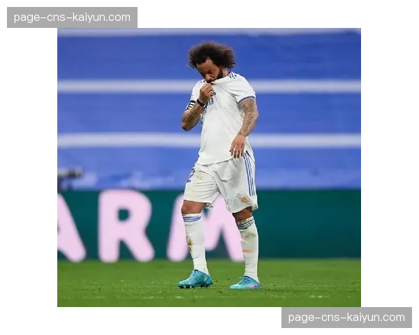 特写：尼斯老将丹特赛后绕场致谢，疑似告别主场球迷